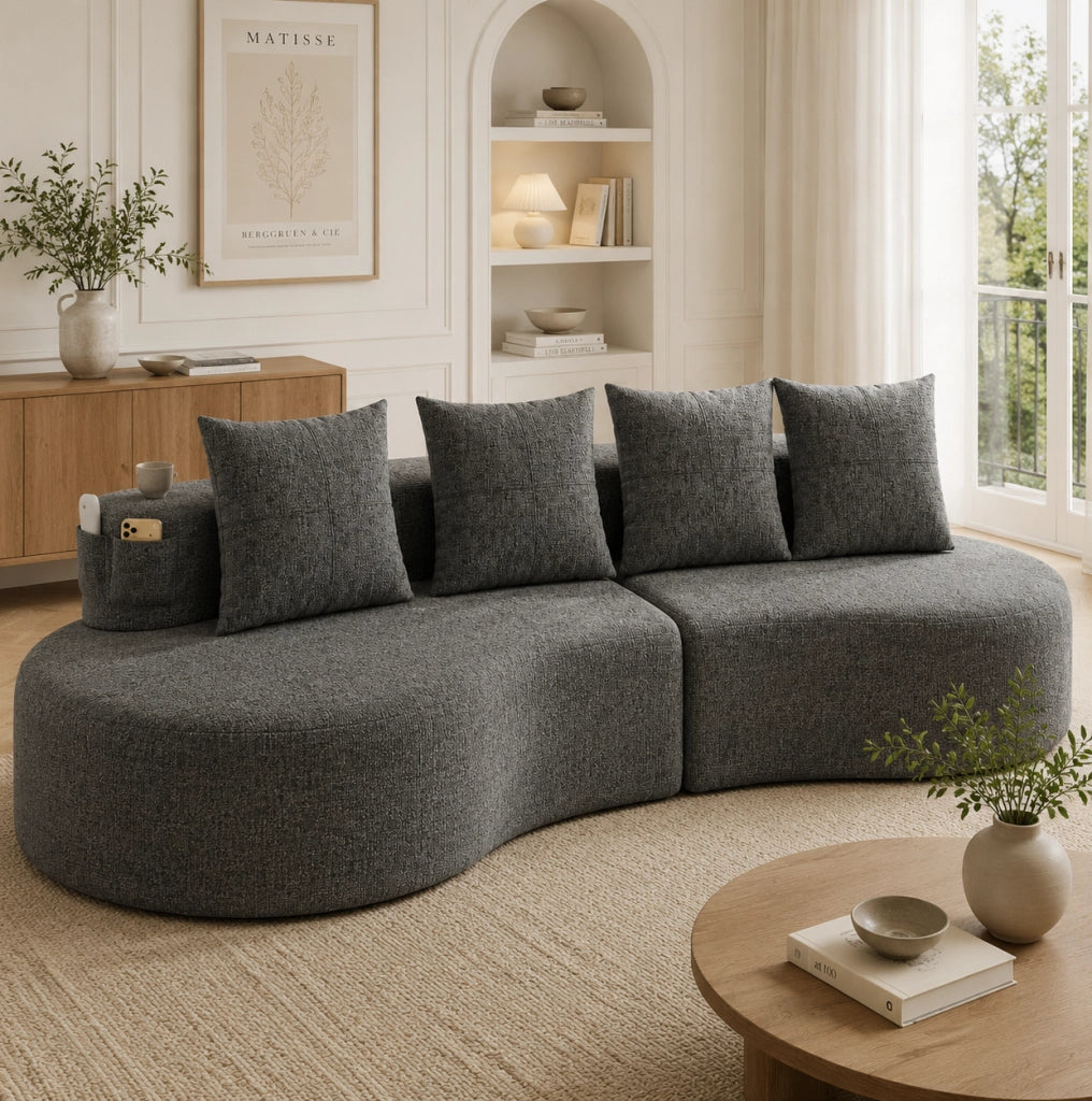 Divano in tessuto effetto lino 240 cm con 4 cuscini; portabicchieri e tasche laterali; grigio scuro