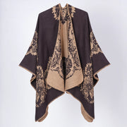 Mantella/cappa con cappuccio e spacco, d'ispirazione retr¨°: comoda, calda e versatile.