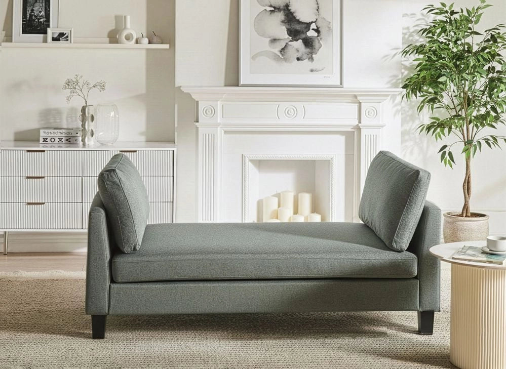 Chaise longue in tessuto verde imbottita con cuscini gambe in acciaio in stile scandinavo