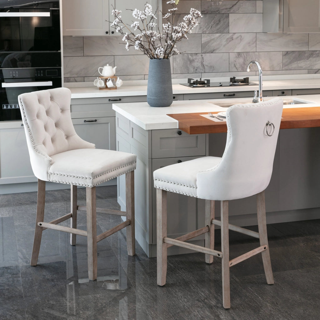 Set di 2 Sgabelli da Bar con Schienale Alto e Borchie Decorative; per Cucina e Sala da Pranzo; Velluto Beige