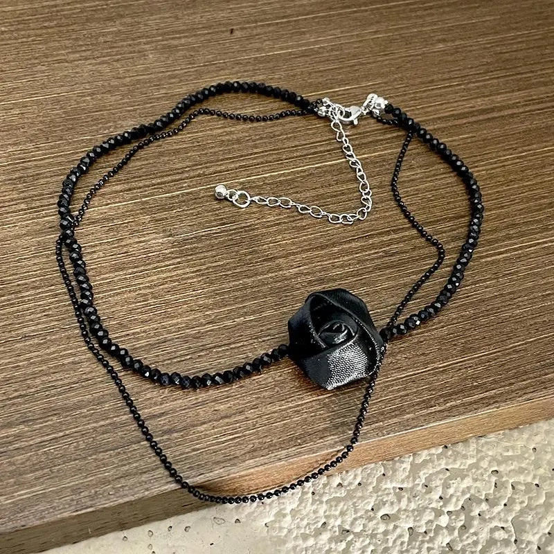 Collana con rosa e perline di cristallo nero: gioiello gotico fatto a mano, idea regalo