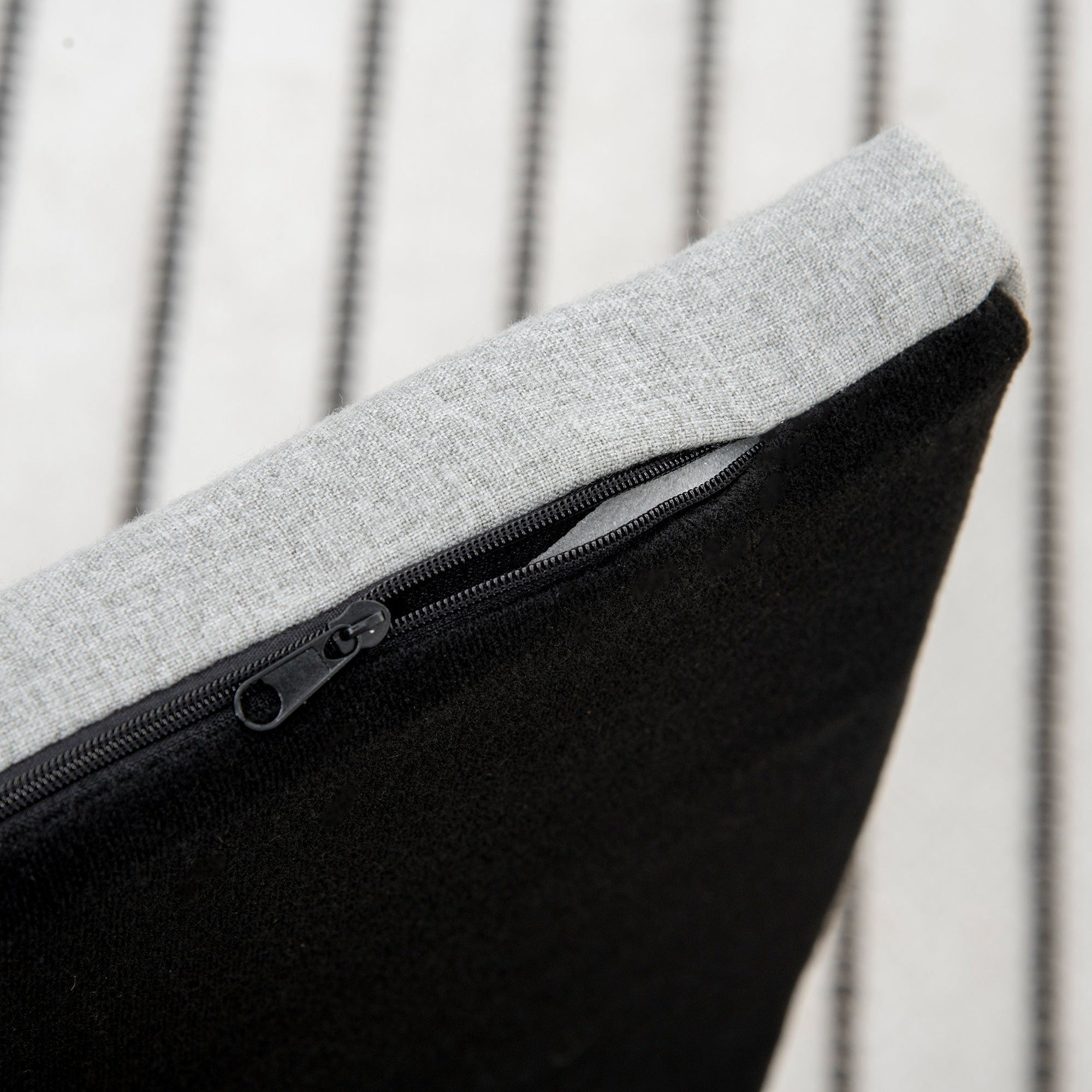 Cuccia Divano per Cani da Interno 82x54x36 cm in Legno di Betulla e Rivestimento Effetto Velluto Grigio Chiaro