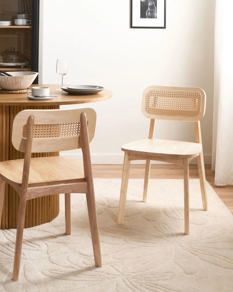 Set di 2 sedie da pranzo con struttura in legno di gomma marrone chiaro schienale in rattan senza braccioli design retrò
