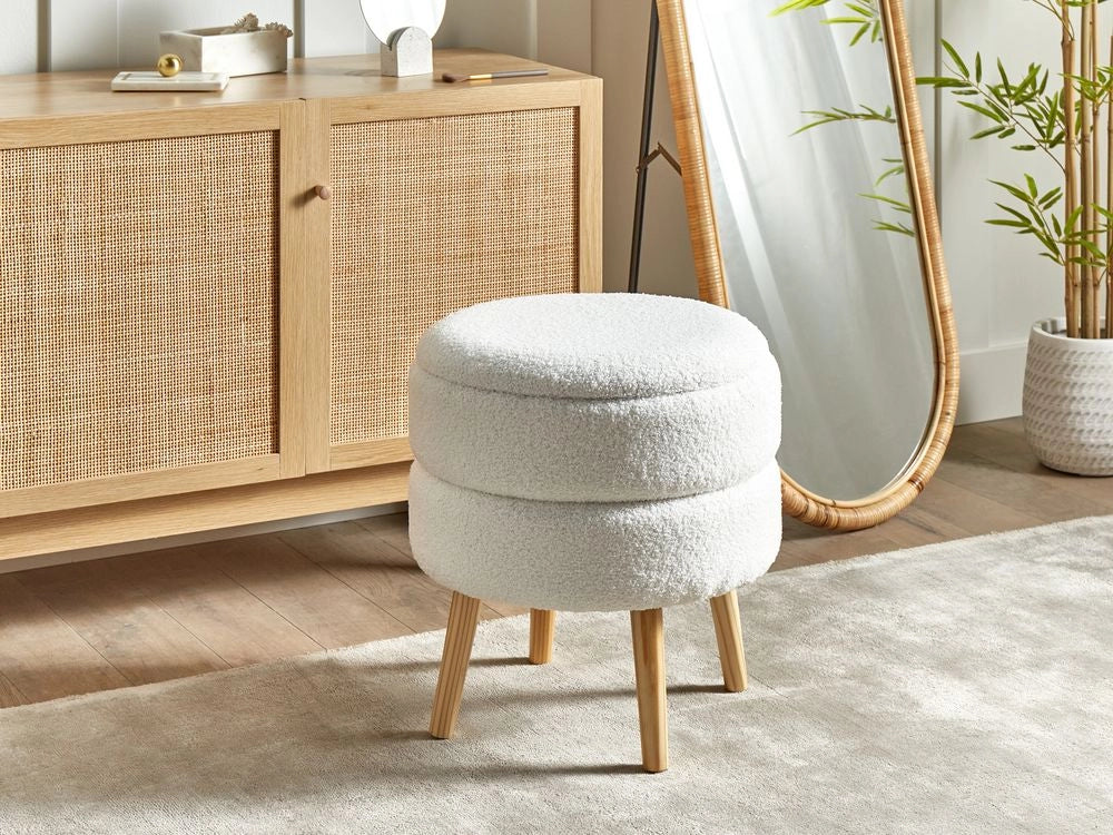Sgabello Boucle bianco con gambe in legno imbottite Stile moderno