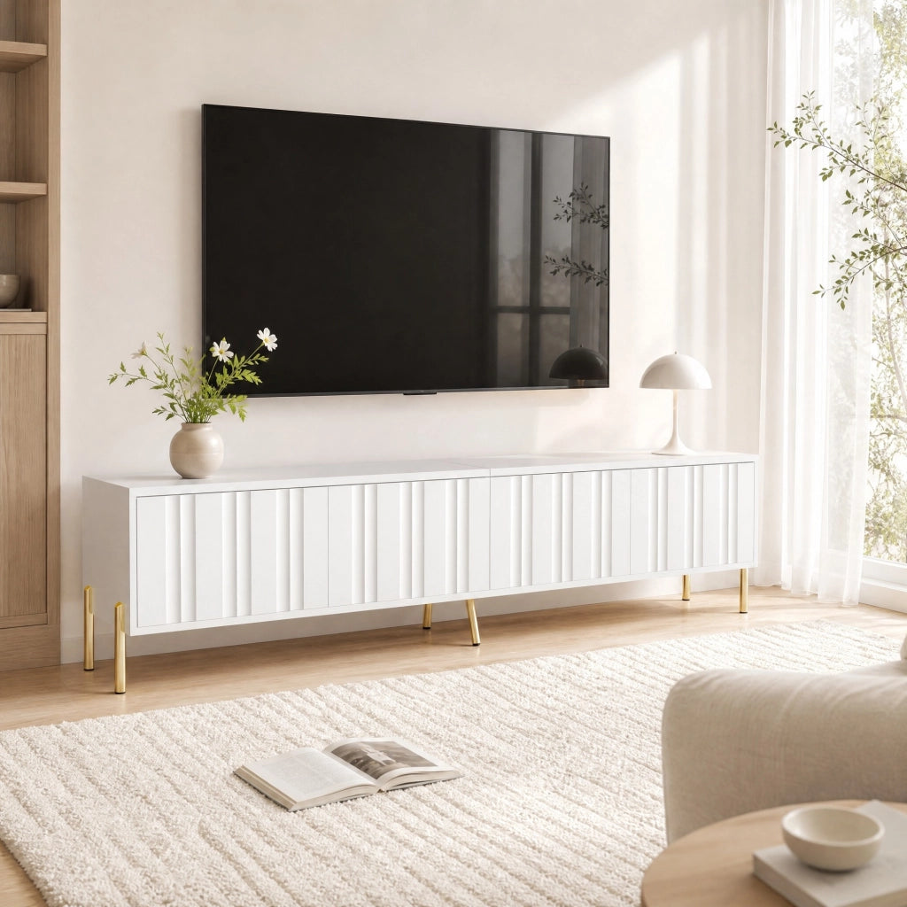 Mobile TV bianco con ante scanalate e piedini dorati