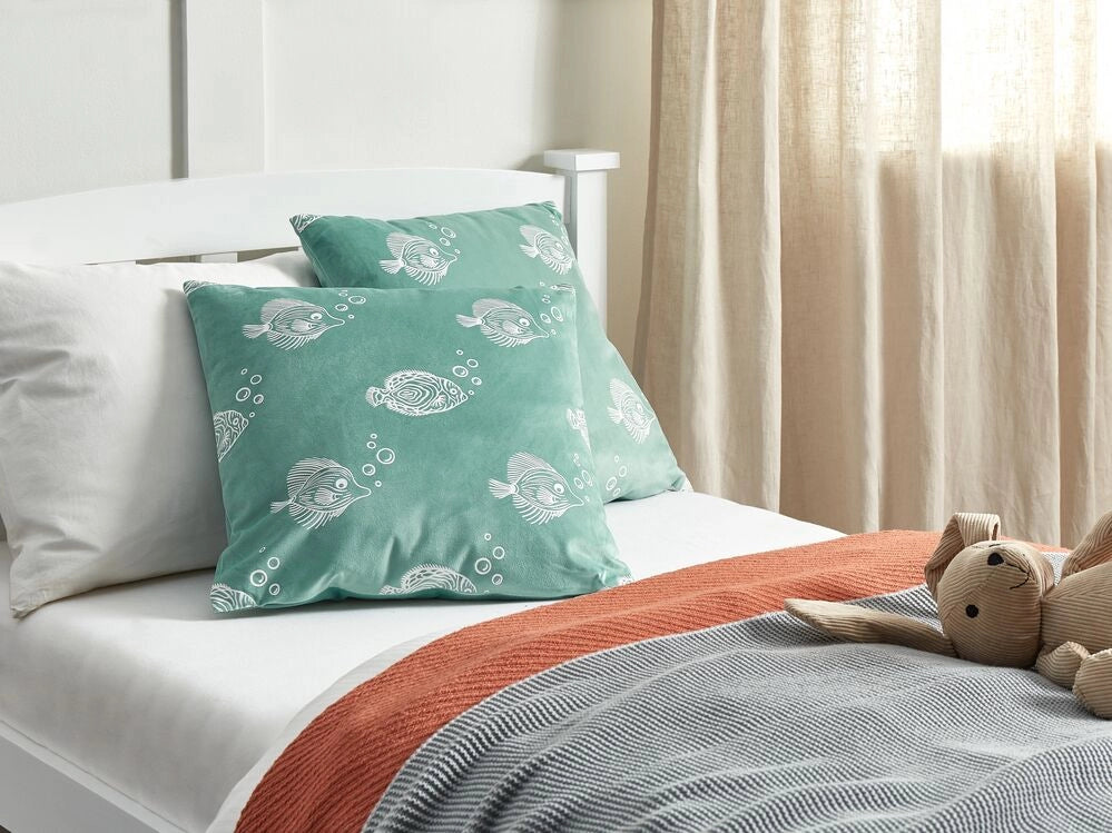 Set di 2 cuscini in velluto verde ricamati con motivo con pesciolini 45 x 45 cm morbida imbottitura