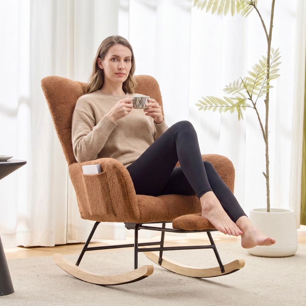 Poltrona a dondolo in tessuto teddy con schienale ergonomico e pouf, base in legno massello marrone