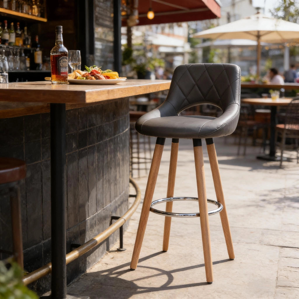 Sgabello bar grigio con schienale, seduta in similpelle e gambe in legno massello, H 91 cm