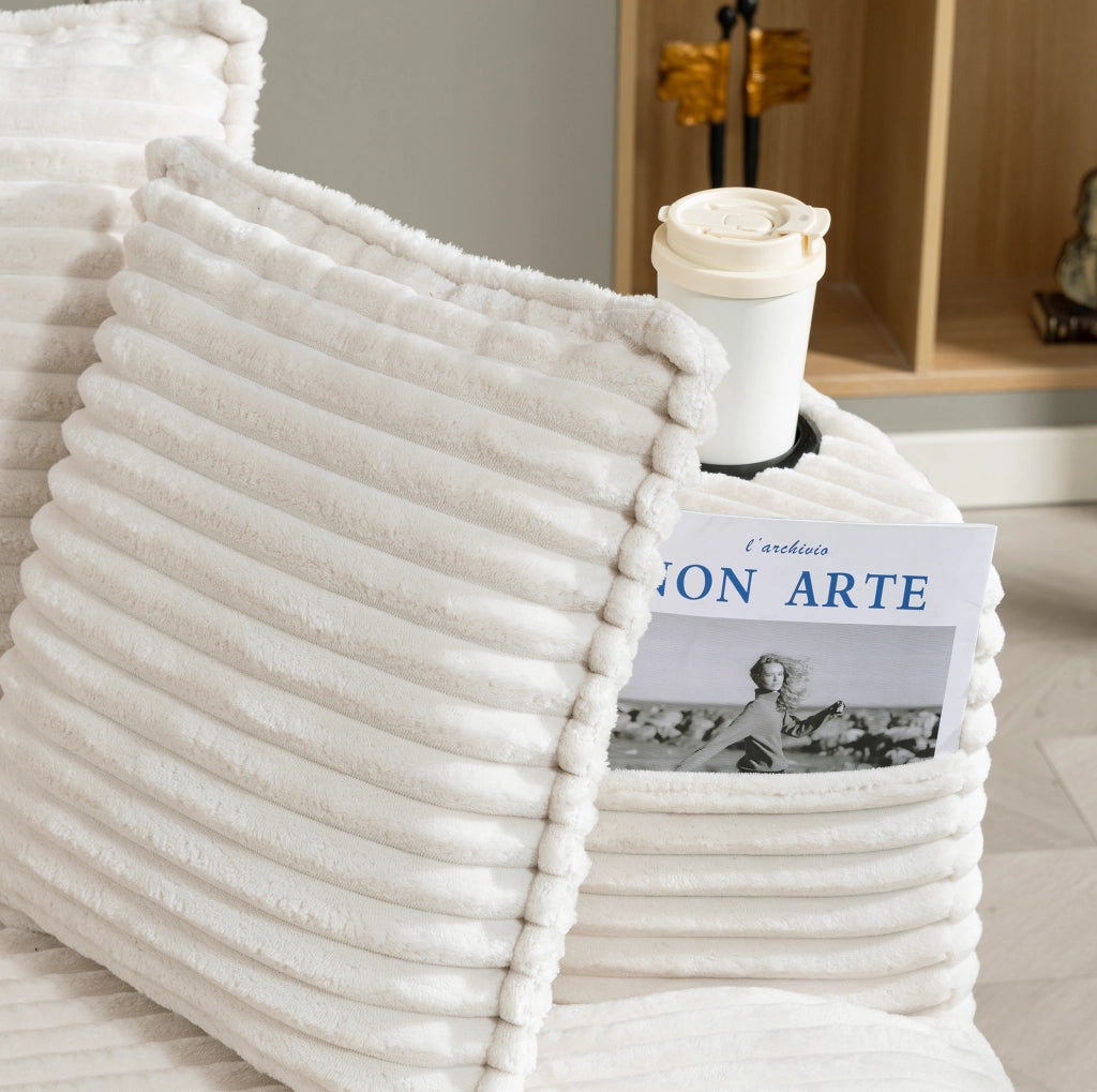 Divano curvo beige in velluto a coste con portabevande e tasche laterali per il massimo comfort