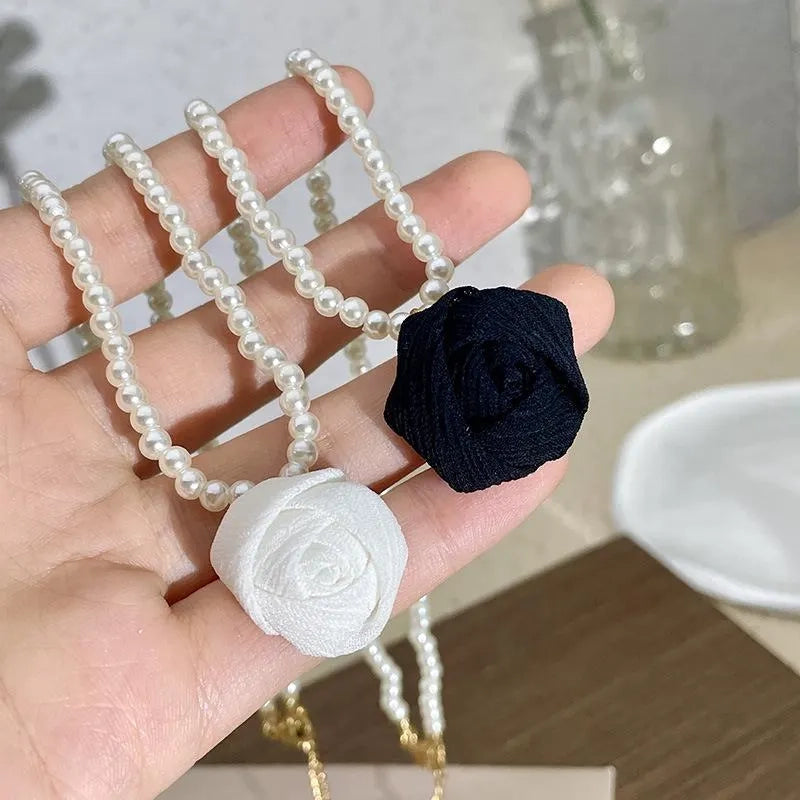 Collana fatta a mano con rose bianche e nere e perle, regalo di Natale per donna, regalo di compleanno