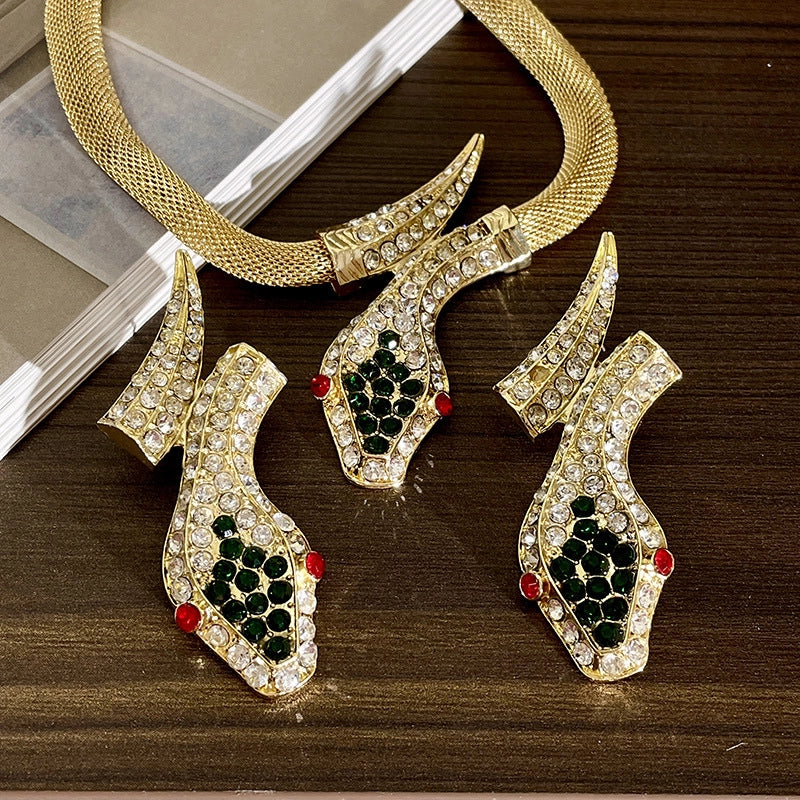 Collana a serpente e orecchini a forma di serpente con diamanti, dal design vintage, sofisticati e versatili.