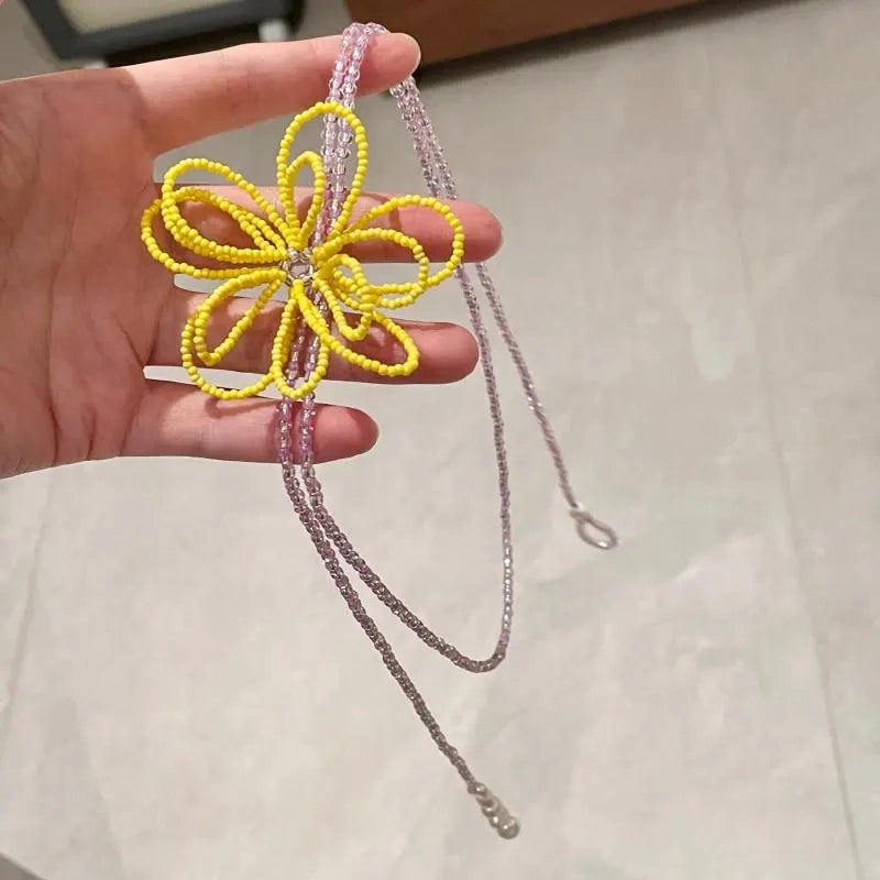 Collana con fiore di cristallo fatta a mano: gioiello con perline intrecciate