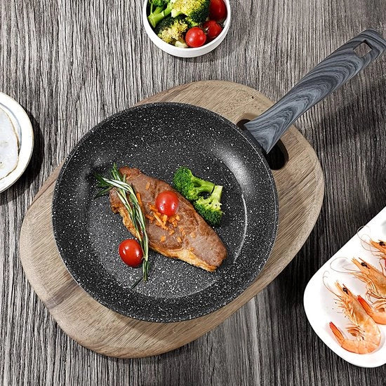 Piastra per cottura 28cm Induzione - Grande padella universale con rivestimento antiscivolo per tutti i tipi di forni - Maniglie sicure, lavabile in lavastoviglie (Finestra in legno scuro, 28cm)