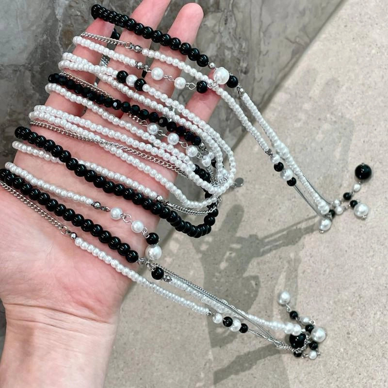 Collana multiuso con nappina di perle bianche e nere, regalo di Natale o compleanno.