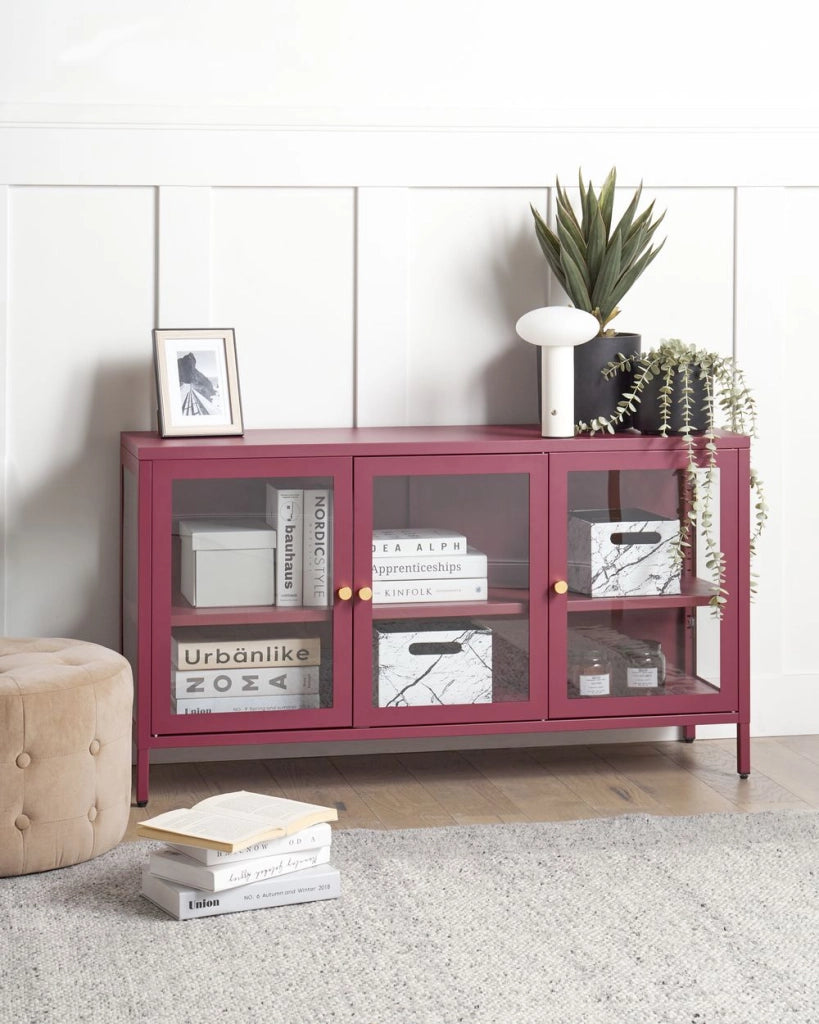 Credenza in acciaio con vetro temperato a 3 ante e ripiani regolabili rosso scuro arredi per il soggiorno dal design moderno.