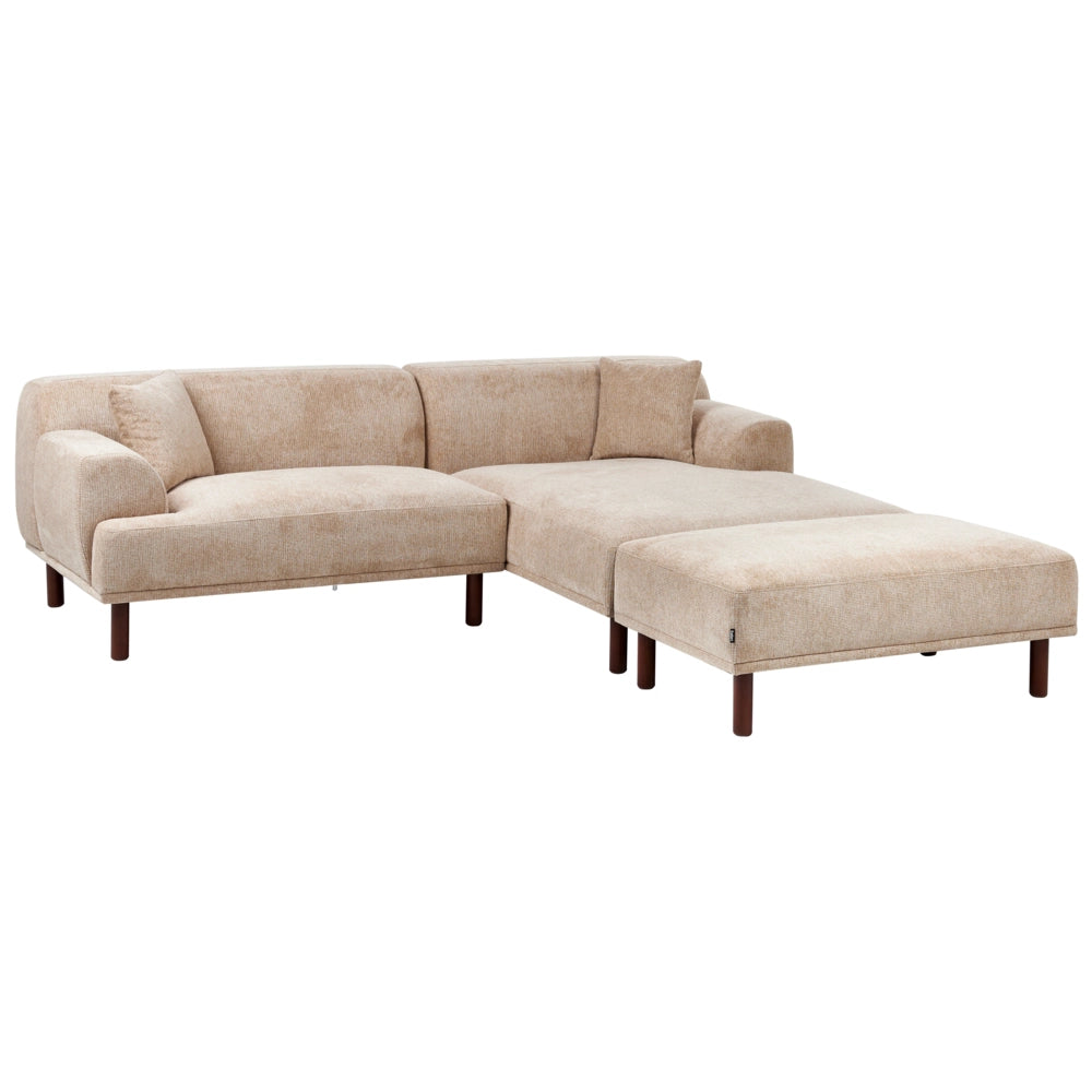 Divano ad angolo sinistro in tessuto beige lato sinistro con pouf e gambe in legno stile minimalista