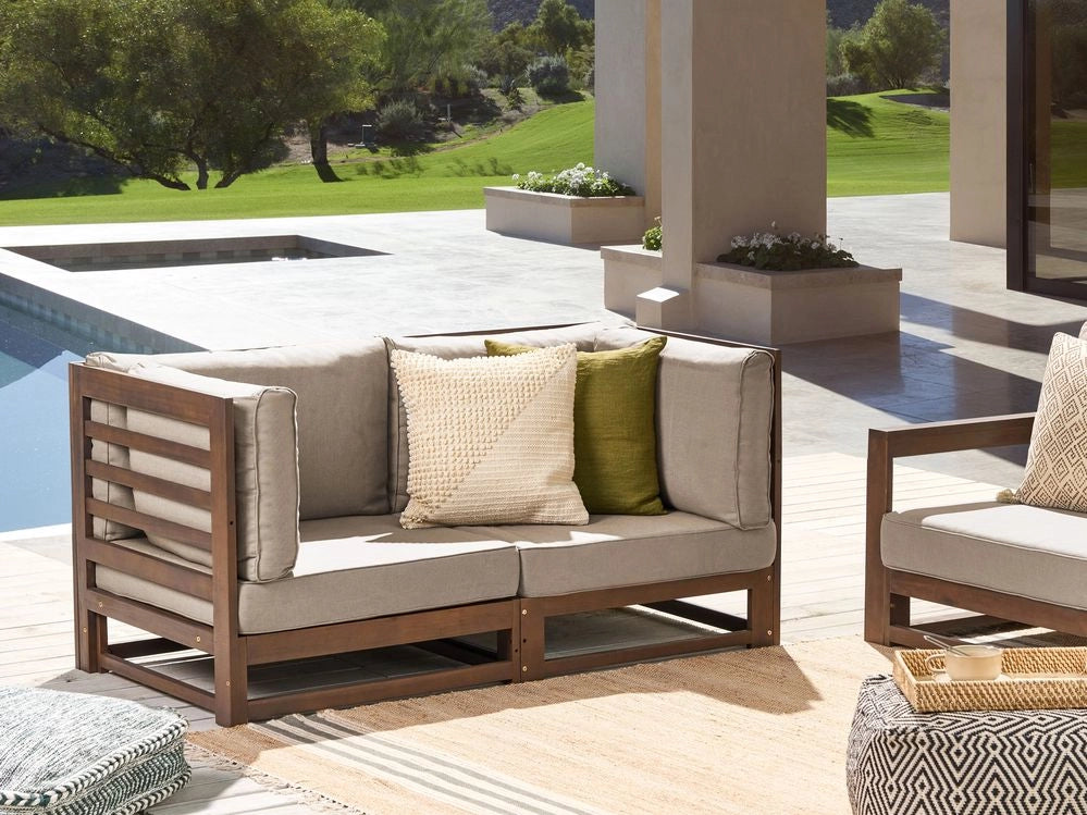 Divano da giardino a 2 posti in legno d'acacia di colore marrone scuro certificato con cuscini terrazzo esterno design moderno