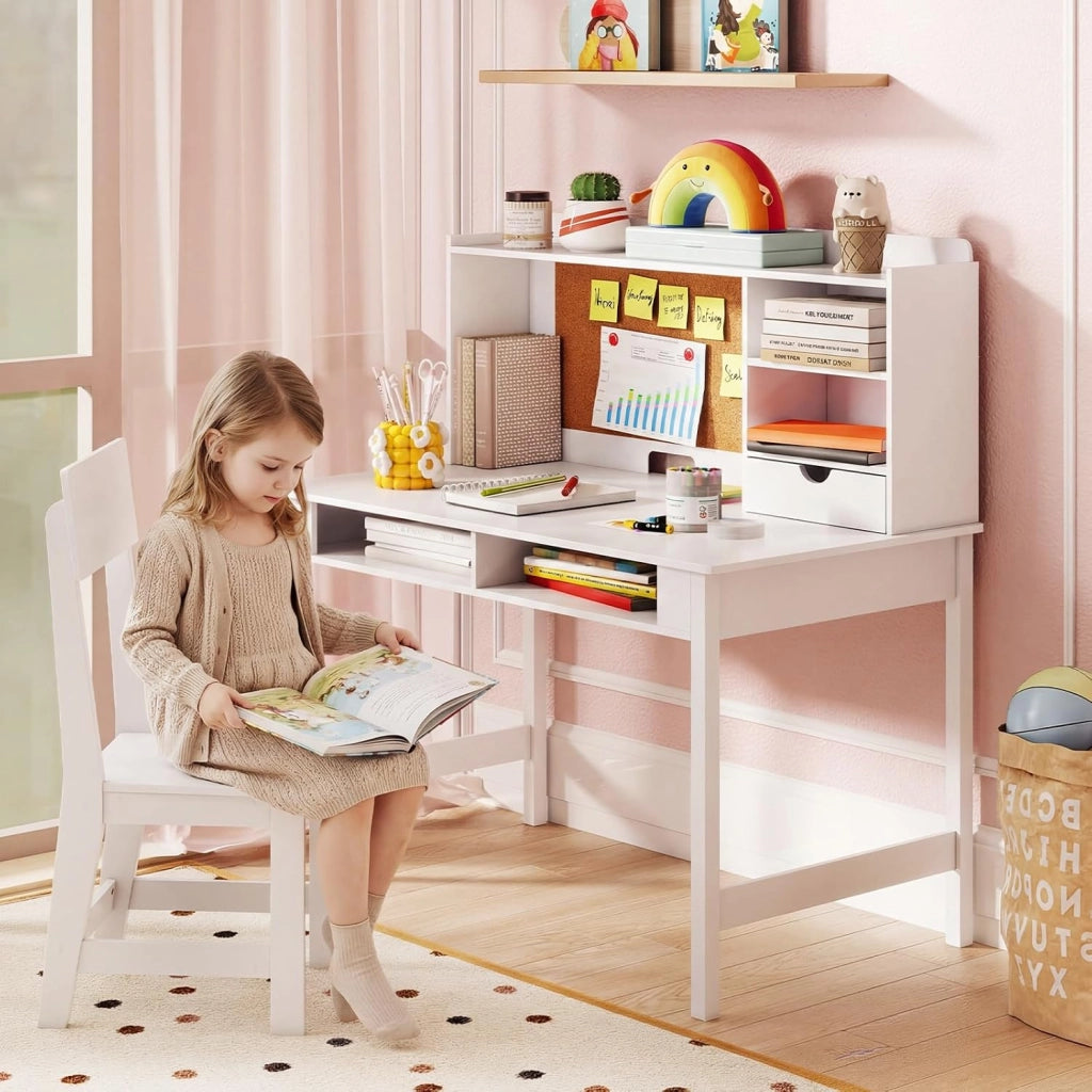 Set Scrivania e Sedia per Bambini, Tavolo per Studenti in Legno con Bacheca in Sughero, Cassetto, Pensile con Ripiani Aperti, Postazione Computer per Bambini per Studio e Lettura (Bianco)