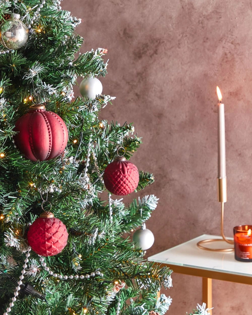 Set di 6 palle di Natale fatte a mano in vetro rosso appese all'albero di Natale.