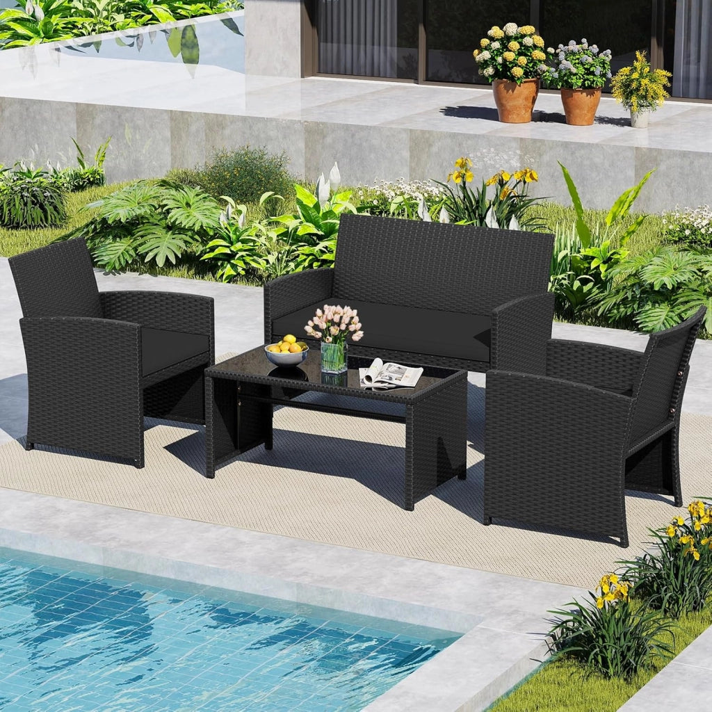 Set Salotto da Giardino 4 Pezzi, Divanetto e Poltrone in Rattan con Tavolino da Caffè in Vetro Temperato, Set di Mobili da Esterno Imbottiti per Cortile, Veranda e Bordo Piscina (Nero)