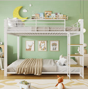 Letto a castello 140x200 cm bianco in MDF e metallo con scala in legno