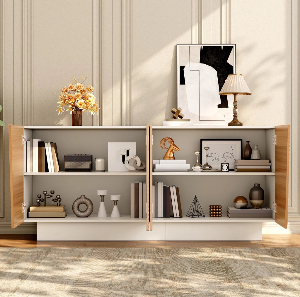Sideboard a 4 ante con scanalature geometriche; ripiani regolabili; MDF e truciolare; bianco e naturale