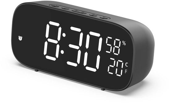 Orologio digitale multifunzionale con funzione sveglia, alimentazione a presa multiplo, regolazione di temperatura e umidità a comando vocale, visualizzazione rapida dell'orario.