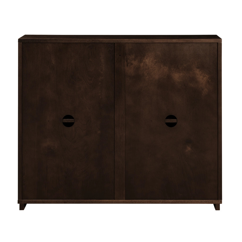 Credenza con ante scanalate a V e aperture per prese in legno e MDF noce