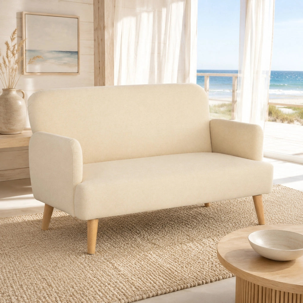 Divano compatto a due posti in velluto color crema con gambe in legno