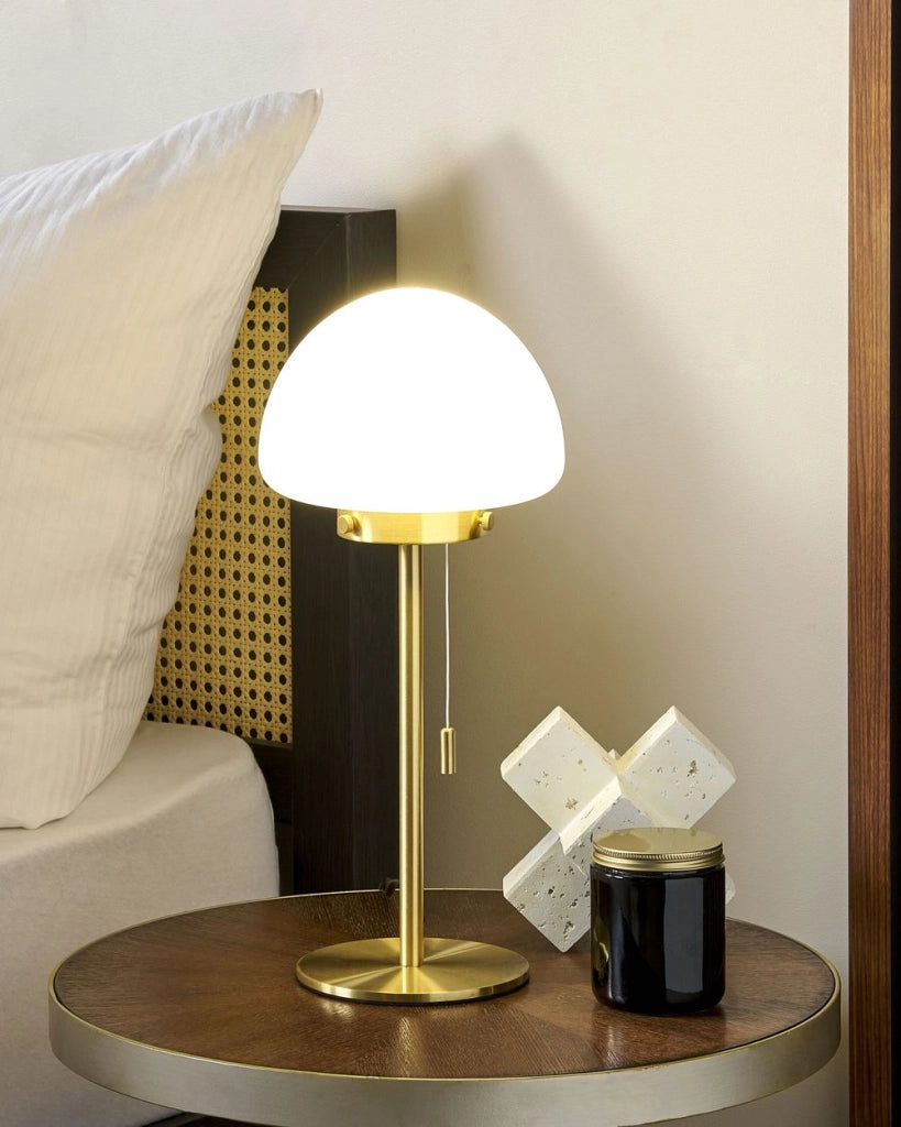 Lampada da tavolo con base in metallo oro e paralume in vetro, in stile minimalista, per la casa e l'ufficio.