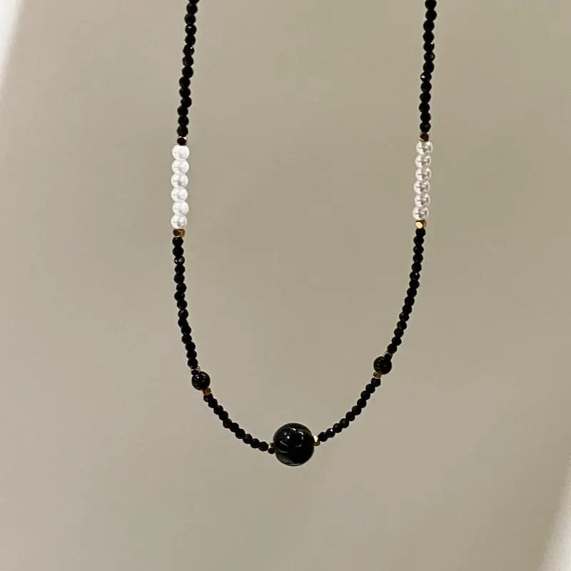 Collana fatta a mano con perle e cristalli neri, regalo di Natale o compleanno.