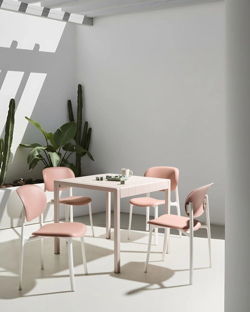 Set di 4 sedie da giardino rosa pastello leggere e resistenti alle intemperie stile moderno
