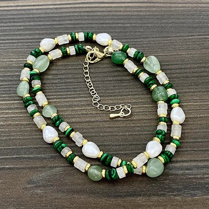 Collana fatta a mano con perle naturali e malachite verde, regalo di Natale o di compleanno.