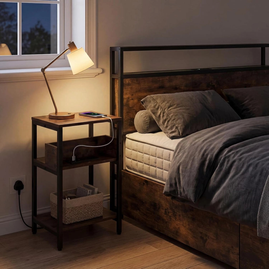 Tavolino Laterale a 3 Ripiani con Stazione di Ricarica, Mensole Aperte, Porte USB e Prese Elettriche, Tavolino Versatile Industriale per Soggiorno e Camera da Letto
