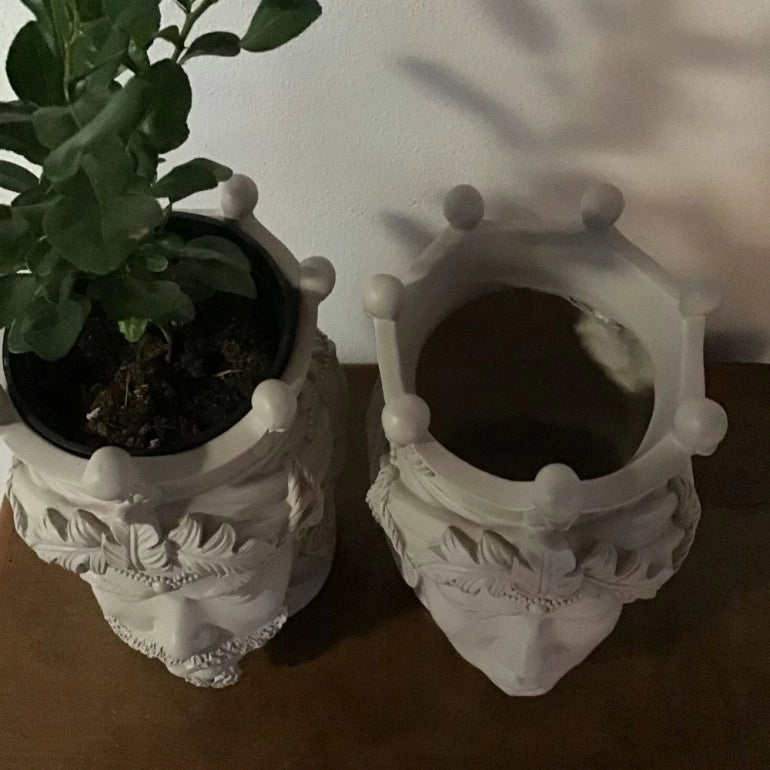 Coppia di Vasi Teste di Moro in Resina colore Argilla, altezza 28 cm