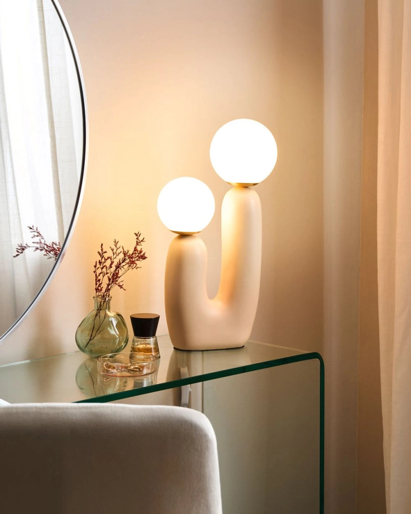 Lampada da tavolo Base in resina beige Paralumi in vetro rotondi Doppio paralume Base a U