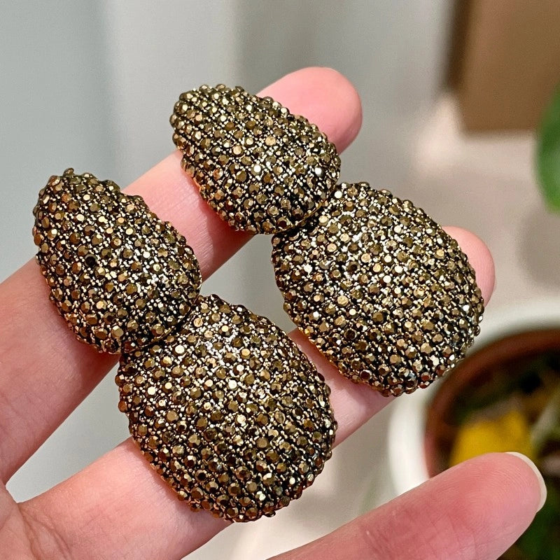 Design lussuoso e sofisticato, orecchini geometrici a forma di goccia con dettagli in diamanti.