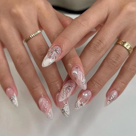 Nageli Acrylati Press-on - 24 pezzi a forma di diamante in bianco - applicazione diretta con adesivo - arte del trucco dei capelli con nastri di farfalla