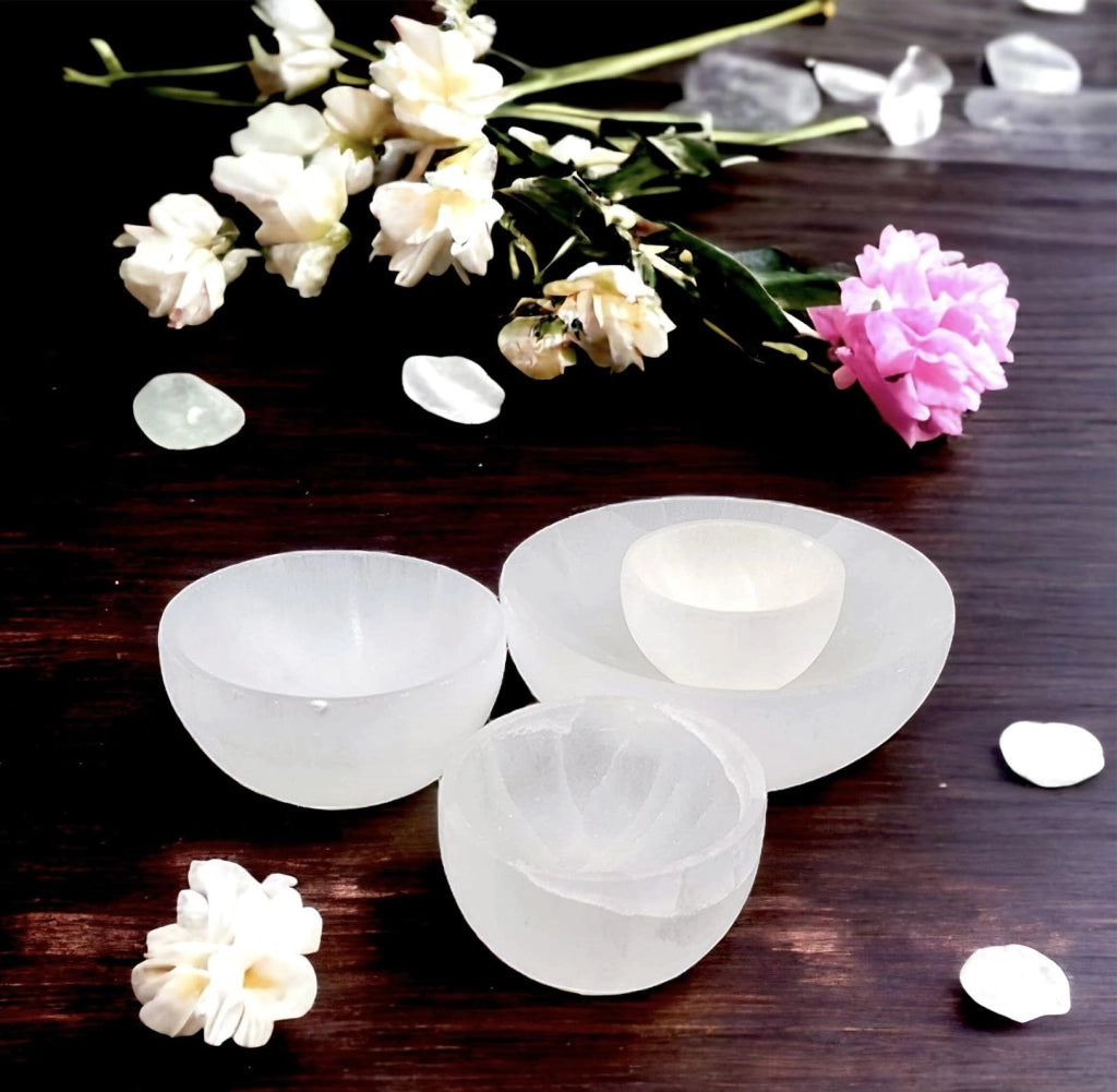 Ciotola rotonda in selenite per purificazione, cristallo di selenite, pietra naturale per guarigione spirituale, piastra bianca, strumento di meditazione naturale, portagioielli fatto a mano per decorazione e regalo (6 cm)