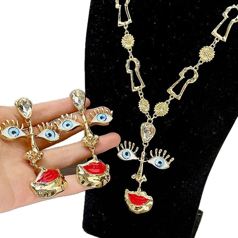 Set vintage con collana lunga e orecchini a forma di labbra rosse