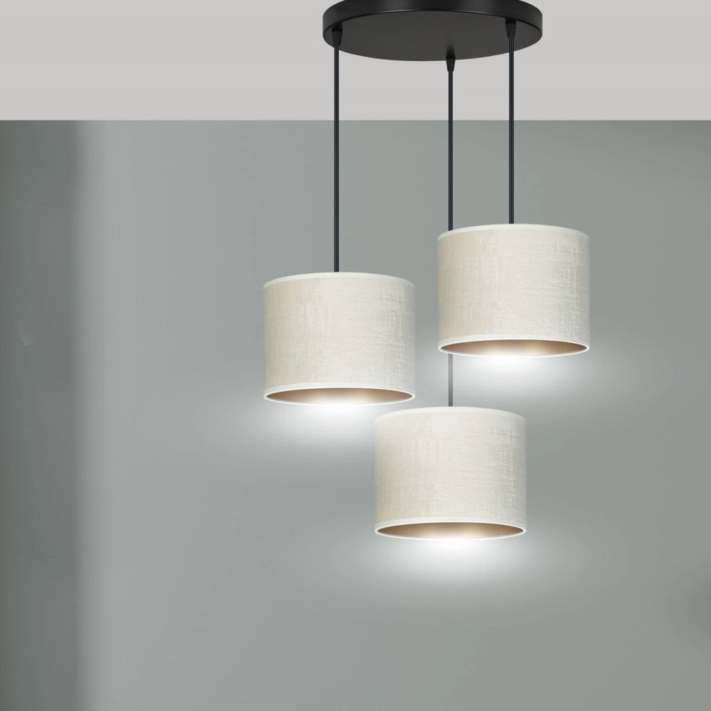 Lampada a sospensione Hilde con tre paralumi in velluto bianco e oro