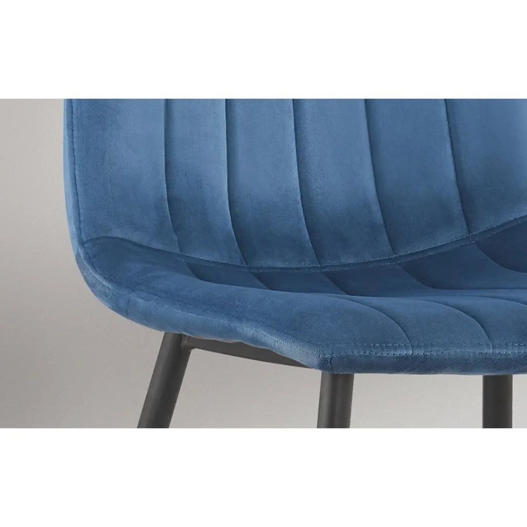 Sedia BRUCE – Velluto blu – Piedi in metallo nero – H86 x L45 x P55 cm