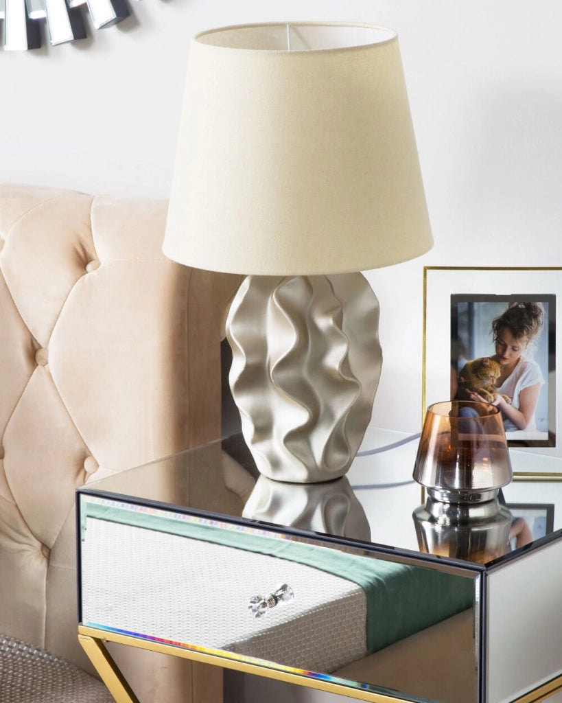 Lampada da comodino con paralume color crema con base dorata