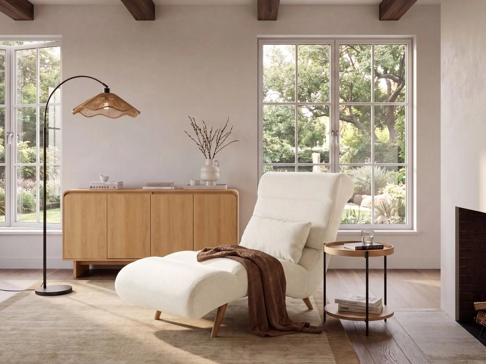 Chaise longue in tessuto bianco sporco per soggiorno, per il relax, con gambe effetto legno, stile scandinavo moderno