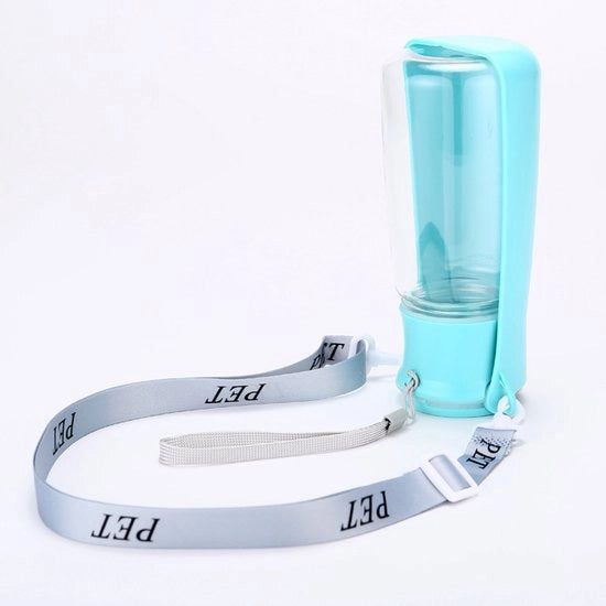 Bottiglia d'acqua per cani con grande capacità: Questa grande, leggera e portatile bottiglia d'acqua aiuta il vostro cane a ridurre la sua sete durante le passeggiate, escursioni o trekking.

Capacità: 
- 1L
- 2L
- 3L
- 4L
- 5L