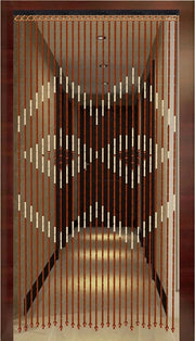 Portale di ingresso per giardino in legno con decorazioni in perle e coda di gatto in bamboe, con palline in bamboe marrone.
