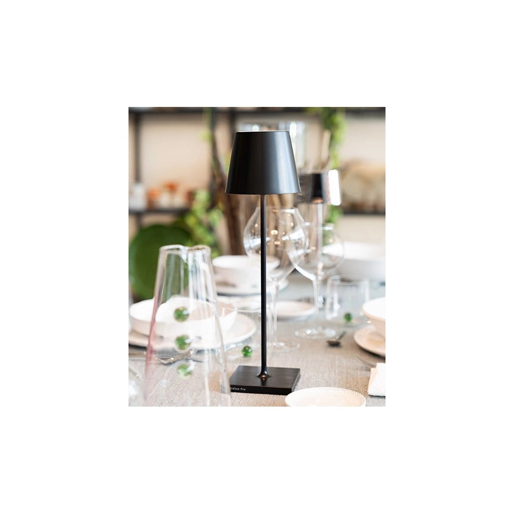 Zafferano Lampada a led da tavolo Poldina Pro Nera ricaricabile e dimmerabile con batteria fino a 12 ore. Da esterno IP65.