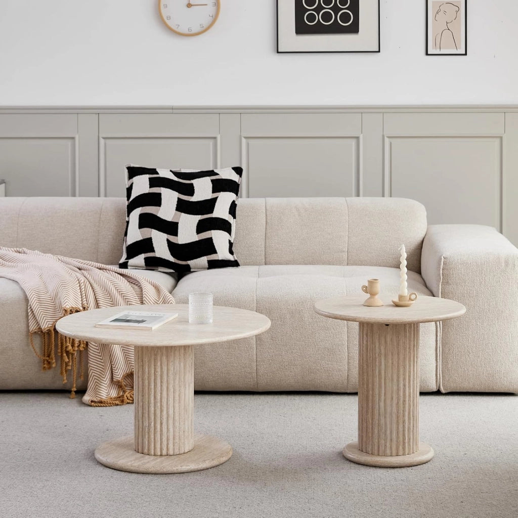 GrandCA HOME Set di 2 Tavolini Rotondi Impilabili con Gambe Cilindriche alla Base, Effetto Travertino Ggiallo Finto, Tavolino da Caffè in Stile Moderno e Minimalista per Soggiorno o Camera da Letto