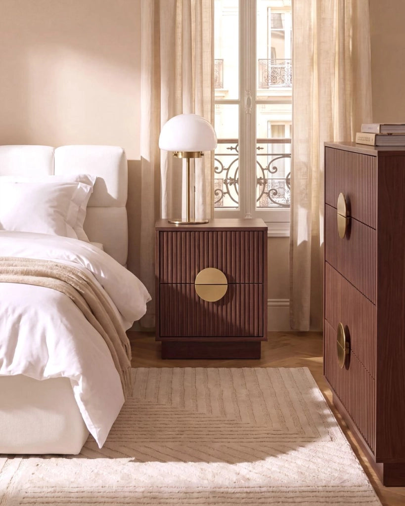 Comodino a 2 cassetti marrone scuro in MDF con maniglie in metallo, frontali scanalati e design moderno per camera da letto