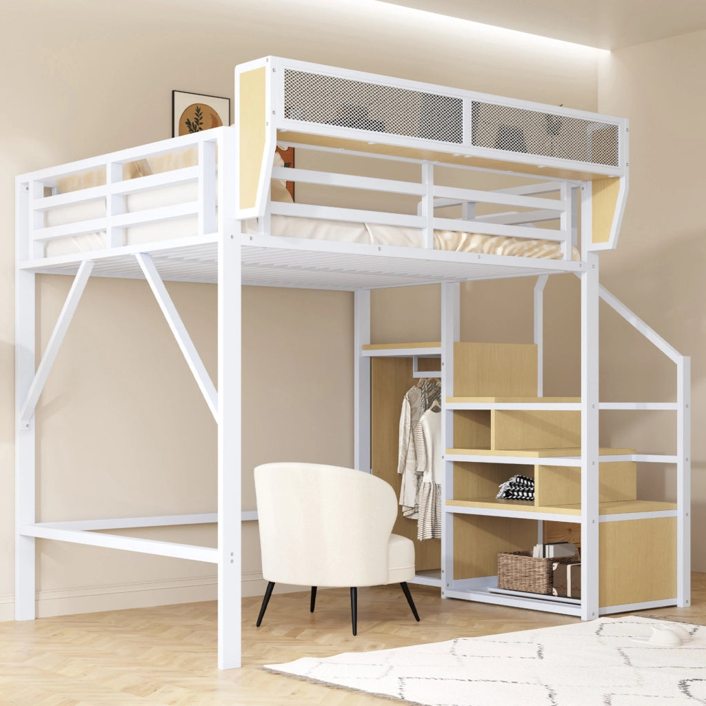 Letto a soppalco 140x200 cm con scala di sicurezza e ripiano flessibile in metallo bianco